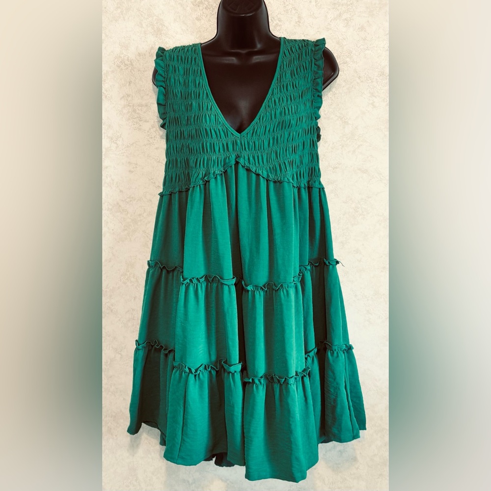 She + Sky Women's Smocked Short Sleeveless Green Dress Size Medium Tiered Ruffle